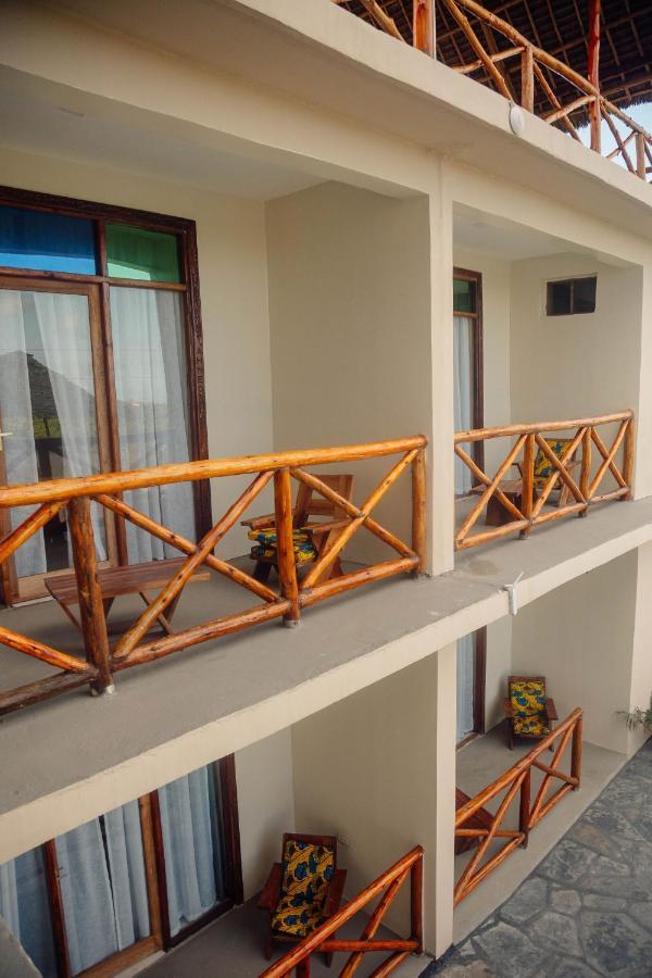 Ocean Breeze Hotel Нунгви Экстерьер фото