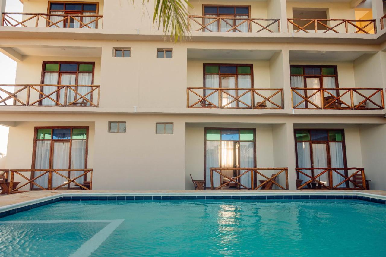 Ocean Breeze Hotel Нунгви Экстерьер фото