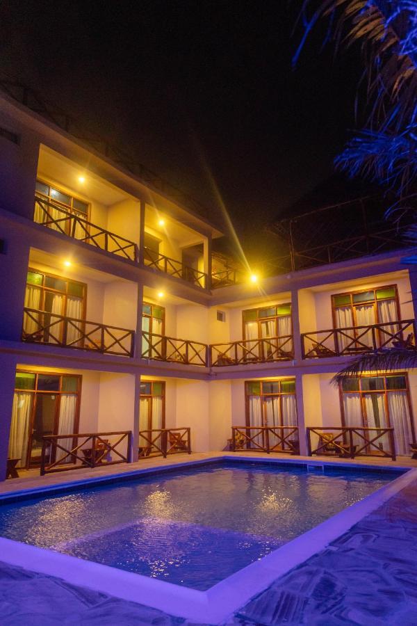 Ocean Breeze Hotel Нунгви Экстерьер фото