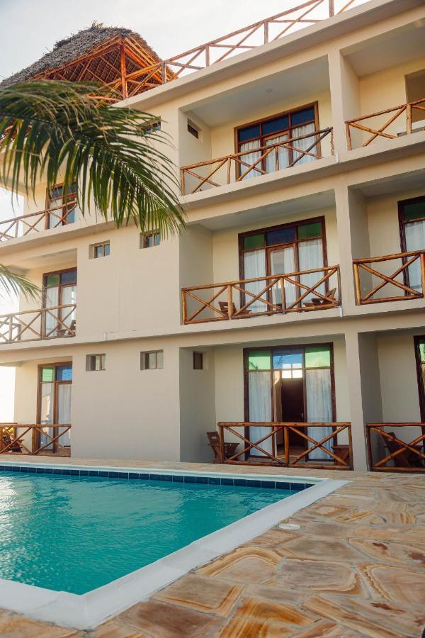 Ocean Breeze Hotel Нунгви Экстерьер фото