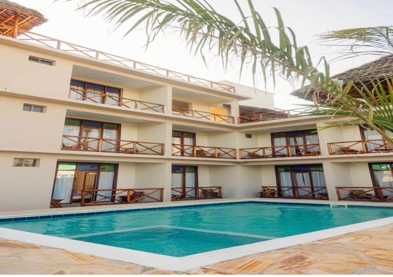 Ocean Breeze Hotel Нунгви Экстерьер фото