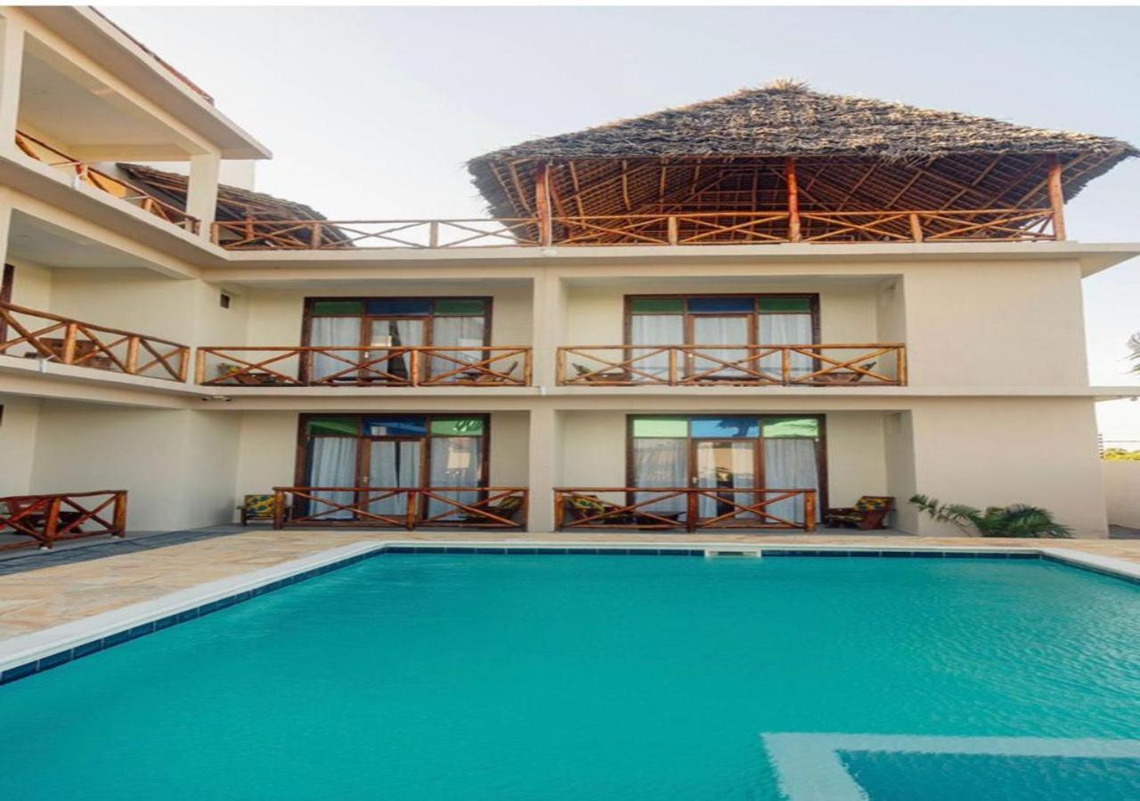 Ocean Breeze Hotel Нунгви Экстерьер фото